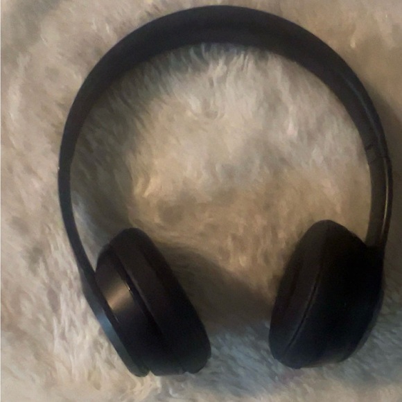 Beats Black Wireless Headphones with Case - Picture 5 of 6